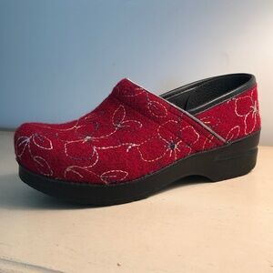 DANSKO MADE IN ITALY EMBROIDERED CLOGS
